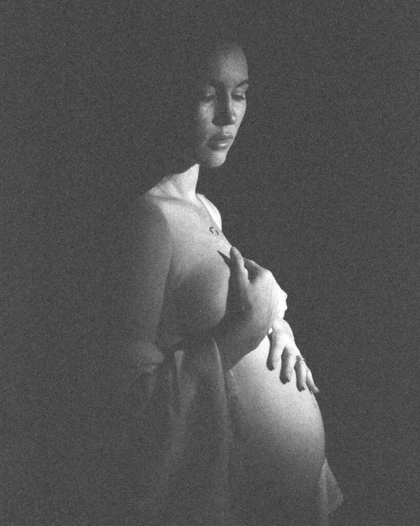 Black and white image of pregnant woman